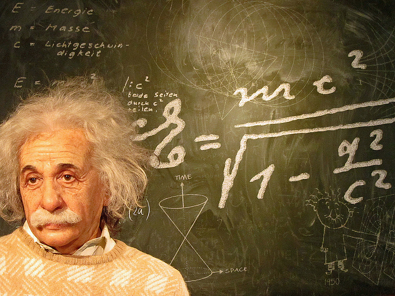 4 гениальных человека. Математические гении. Эйнштейн на фоне доски.